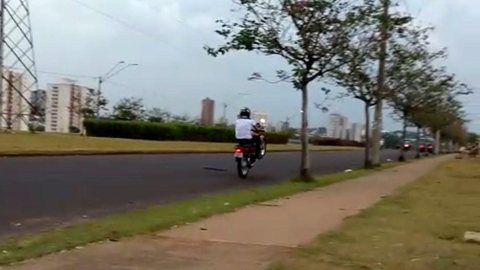 Motociclistas fazem manobras arriscadas em avenida de bairro em Araçatuba;