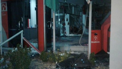 Ladrões explodem caixas eletrônicos de agência bancária em Itajobi