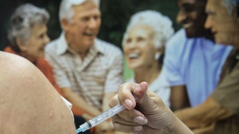 SP: só um em cada 100 mil idosos teve reação a vacinas de 2015 a 2017