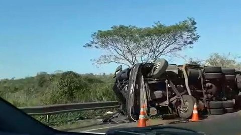 Caminhão tomba em rodovia de Marília e prejudica trânsito