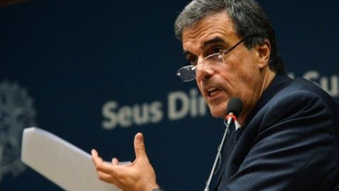 Ex-ministros dizem que Moraes não deveria julgar inquérito das fake news