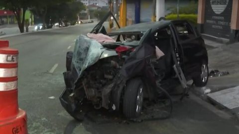 Carro bate em estabelecimento comercial e duas pessoas ficam feridas na Av. Itaquera, na Zona Leste de SP