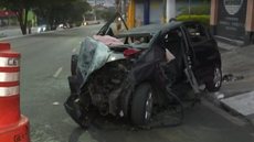 Carro bate em estabelecimento comercial e duas pessoas ficam feridas na Av. Itaquera, na Zona Leste de SP