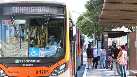 Oferta de ônibus em SP expõe mais à covid-19 moradores da periferia