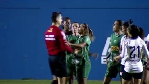Jogadora que cuspiu em árbitro no Brasileiro feminino leva gancho de 180 dias