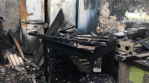 Mulher é presa após atear fogo no companheiro e incêndio destruir casa em São José