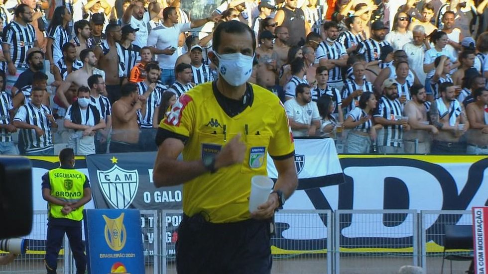 Árbitro relata arremesso de copos plásticos pela torcida do Atlético-MG no jogo contra o Fluminense