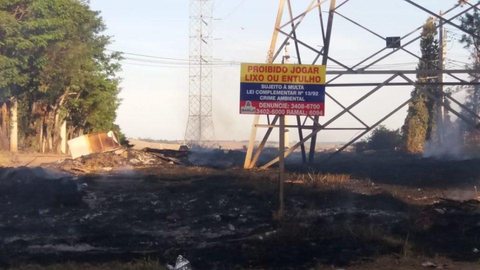 População coloca fogo embaixo de linha de alta tensão no Cavallari