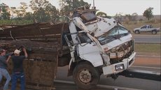 Caminhão boiadeiro tomba em rodovia, atinge carro e deixa cinco feridos