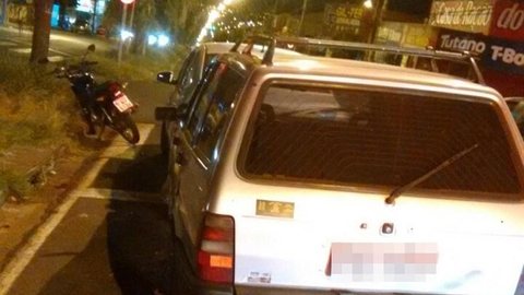 Motorista embriagado bate em dois veículos parados no semáforo em Rio Preto