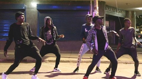 Os quenianos sem-teto que desafiam a polícia dançando para não passar fome