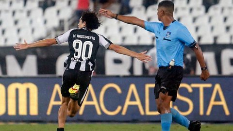 Joia de 17 anos brilha, Botafogo vence e reassume a ponta do Carioca