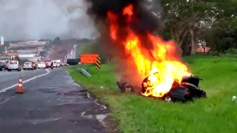 Carro pega fogo e mobiliza bombeiros em trecho urbano de rodovia em Rio Preto
