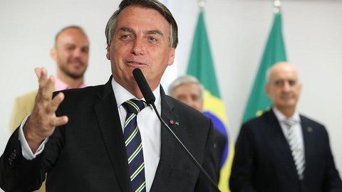 Bolsonaro: “para quem tem problema, qualquer chuvinha vira pneumonia”