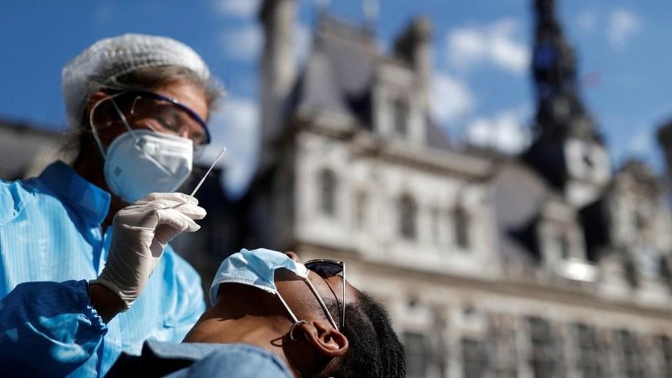França exige teste negativo de Covid para viajantes de fora da União Europeia, mesmo vacinados