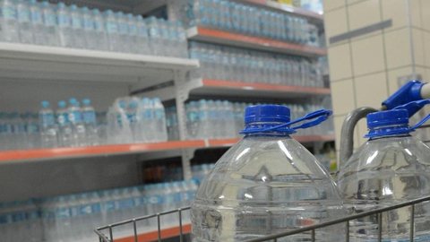 Mercados do Rio colocam limite em compras de garrafas de água