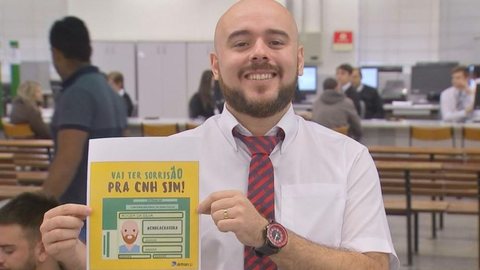 Atendente do Poupatempo faz sucesso em ação que incentiva sorriso em documentos
