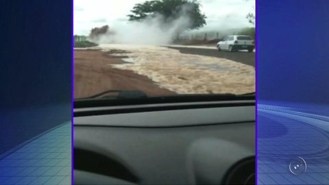 Adutora rompe e 150 mil litros de vinhaça atingem vicinal que liga Nipoã e Planalto