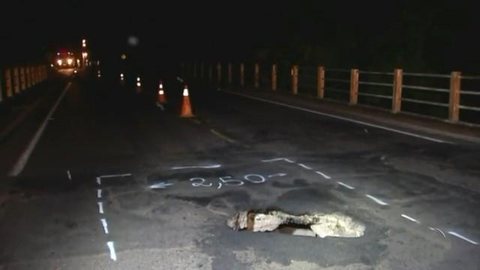 Buraco em ponte interdita parte de pista em rodovia de Santópolis do Aguapeí