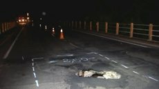 Buraco em ponte interdita parte de pista em rodovia de Santópolis do Aguapeí