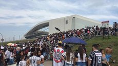 Corintianos fazem fila enorme na Arena Corinthians por ingresso para treino aberto