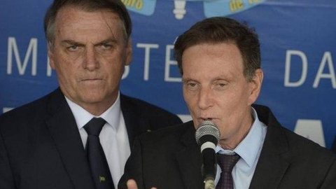Bolsonaro diz que não apoia candidato, mas faz repasses que beneficiam Crivella
