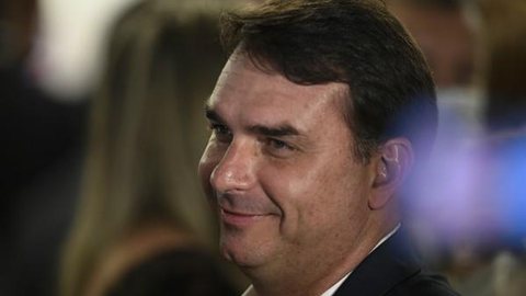 Flávio Bolsonaro assina proposta sobre combustíveis apelidada de “PEC camicase” pela equipe de Guedes