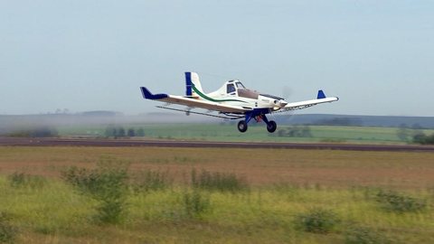 Aviões são cada vez mais usados na agricultura