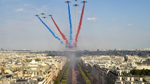 Com a taça nas mãos, franceses festejam bi mundial com carreata pelas ruas de Paris