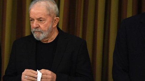 Lula compara isolamento com “prisão domiciliar” em entrevista a rádio