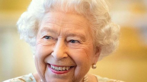 Ainda com sintomas de covid-19, Elizabeth II cancela compromissos