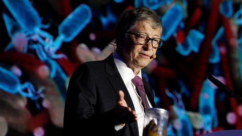 Bill Gates exibe pote de cocô em evento para demonstrar nova tecnologia sanitária