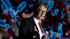 Bill Gates exibe pote de cocô em evento para demonstrar nova tecnologia sanitária