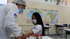 Casos de covid-19 devem permanecer altos no verão, segundo Fiocruz