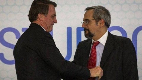 Bolsonaro autoriza Weintraub a intervir em 17 universidades federais