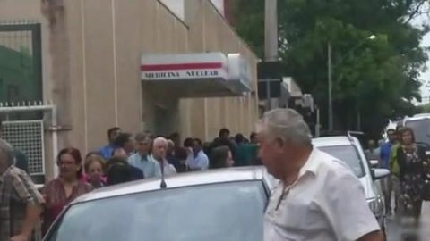 Funcionários públicos passam a noite em fila para agendar exames na Santa Casa