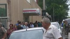 Funcionários públicos passam a noite em fila para agendar exames na Santa Casa