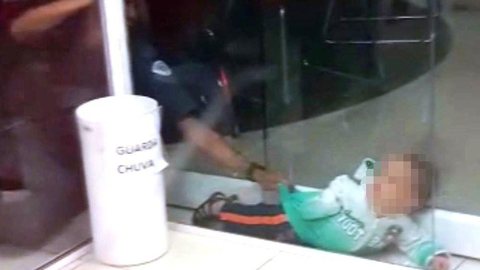 Criança é resgatada após ficar entalada entre paredes de vidro