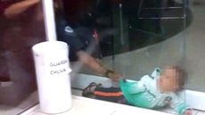 Criança é resgatada após ficar entalada entre paredes de vidro