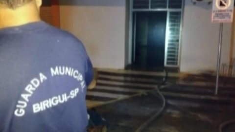 Incêndio destrói parte do prédio da Secretaria de Saúde em Birigui