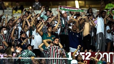 Torcedores do Fluminense reclamam de abuso de autoridade da polícia no Maracanã. PM apura
