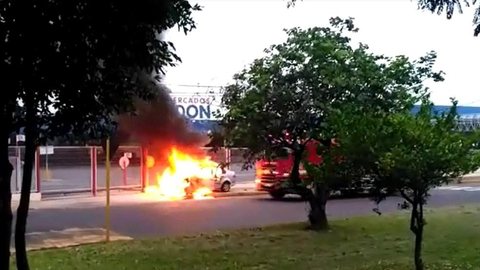 Carro pega fogo e fica destruído em Araçatuba