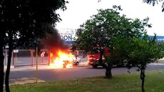 Carro pega fogo e fica destruído em Araçatuba