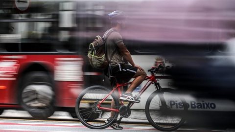 Placas do Mercosul e multa para ciclista: veja o que muda na lei de trânsito em 2019