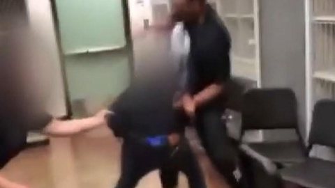 Professor dá socos em aluno de 14 anos após ouvir suposta ofensa racial nos EUA