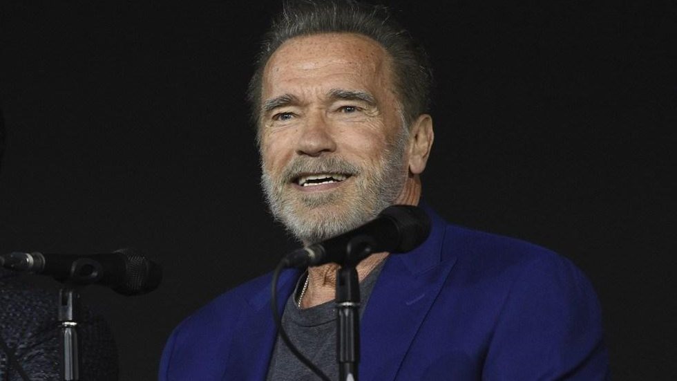 Arnold Schwarzenegger se envolve em acidente de carro e mulher fica gravemente ferida, diz site
