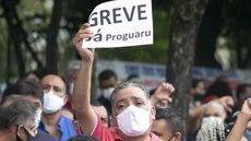 Servidores da Proguaru protestam em frente à Prefeitura de Guarulhos pela manutenção dos empregos
