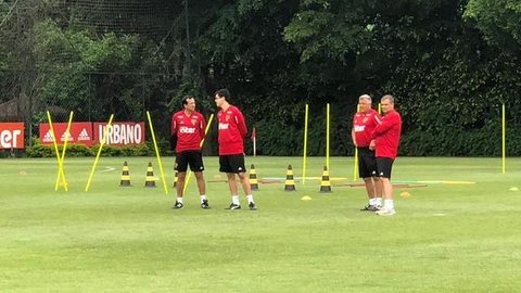 São Paulo x Flamengo: gripado, Reinaldo não vai a campo; Everton e Helinho aparecem no gramado