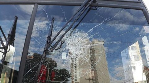 Rapaz é detido após atirar pedra em ônibus escolar em Araçatuba