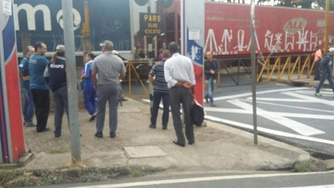 Parada brusca de trem no Centro de Rio Preto causa congestionamento